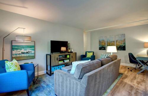 Downtown Seattle House | Modern Coastal Downtown, King bed, Work Desk, Kitchen