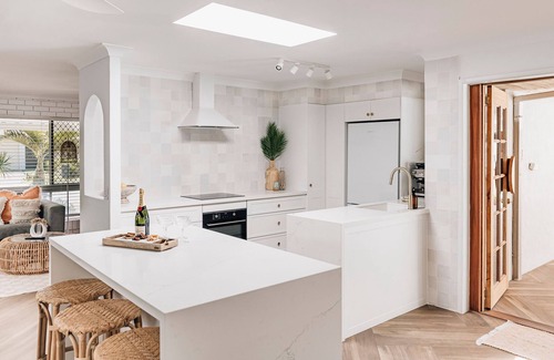 Wurtulla House | Modern coastal family home - 5 mins to beach!