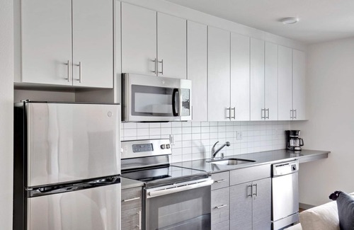 Columbia City Apartment | Modern Columbia City Studio w/W/D & Gym, near Light Rail, by Blueground