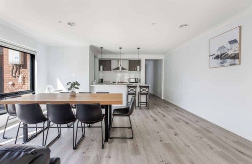 Avondale Heights House | Modern Comfort in Avondale Heights Family Home