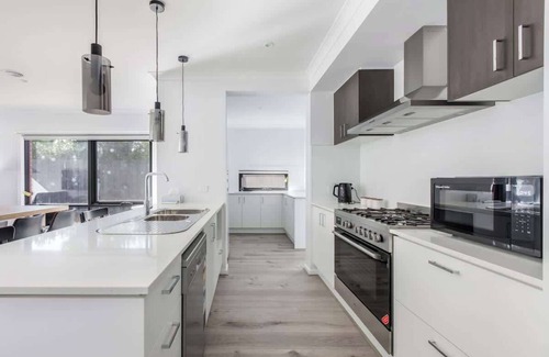 Avondale Heights House | Modern Comfort in Avondale Heights Family Home