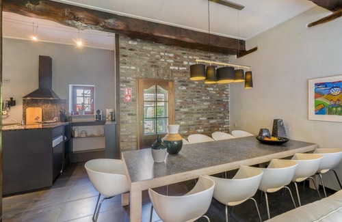 Mesch Apartment | Modern Comfort in a Central Spot