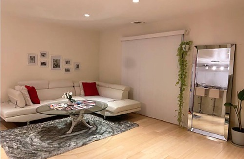 Woodstock Condo | Modern Comfort Stay w/Patio 7 mins to Manhattan