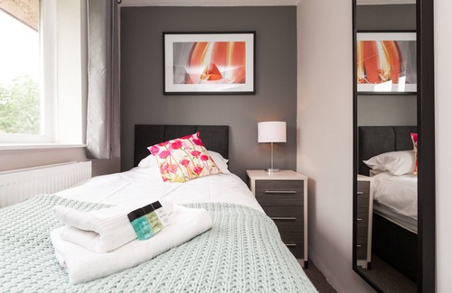 Crawley House | Modern Comfortable and stylish 4 bedroom house very close to Gatwick