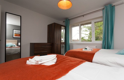 Crawley House | Modern Comfortable and stylish 4 bedroom house very close to Gatwick