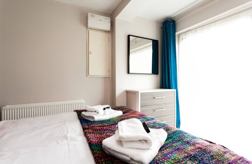 Crawley House | Modern Comfortable and stylish 4 bedroom house very close to Gatwick