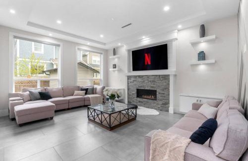 Willoughby House | Modern Comfortable Charming Retreat