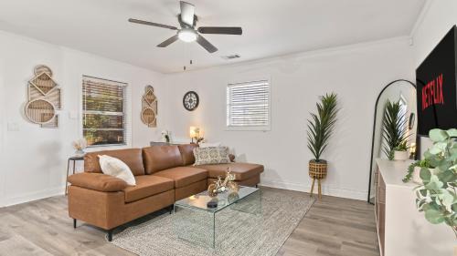 Fortson House | Modern & Comfy ~ 15mins to Downtown ~ Queen Beds!