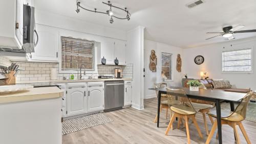 Fortson House | Modern & Comfy ~ 15mins to Downtown ~ Queen Beds!
