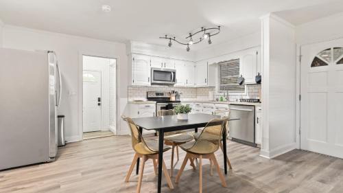 Fortson House | Modern & Comfy ~ 15mins to Downtown ~ Queen Beds!