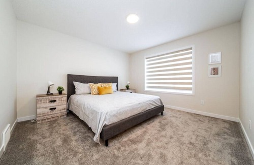 Southwest Edmonton House | Modern & Comfy ~ 25min to City ~ King & Queen Beds