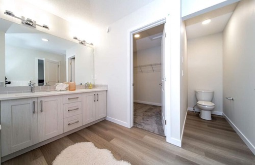 Southwest Edmonton House | Modern & Comfy ~ 25min to City ~ King & Queen Beds