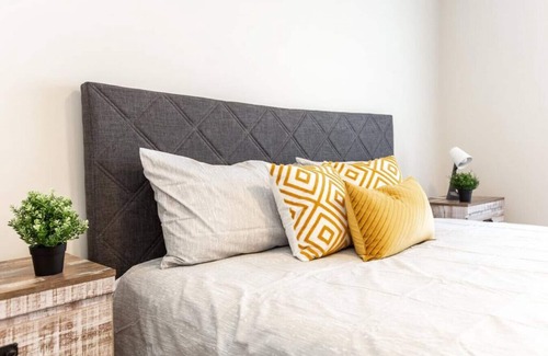Southwest Edmonton House | Modern & Comfy ~ 25min to City ~ King & Queen Beds