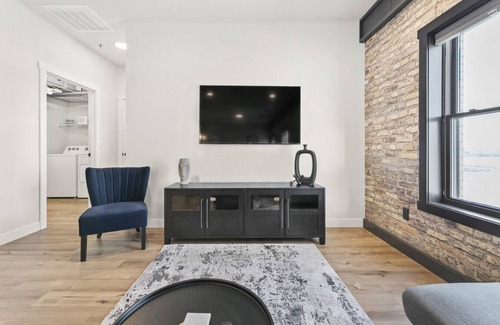 Dilworth Condo | Modern Condo in the Eclectic Rail District!