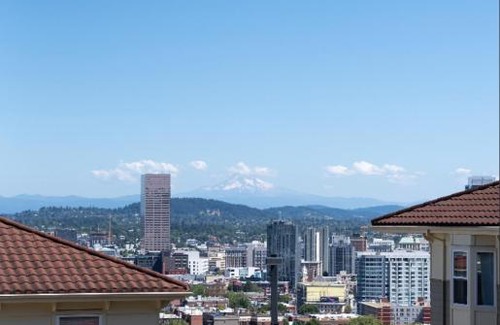 Kings Heights Apartment | Modern Condo Overlooking Portland