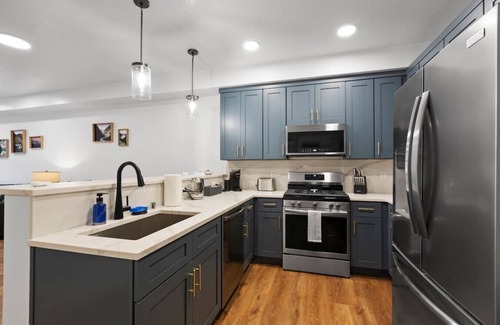 Mendenhall Valley Apartment | Modern Condo with Incredible Mountain Backdrop 207