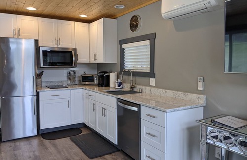 Adelma Beach Apartment | Modern container cabin on 13 acre country estate