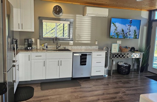 Adelma Beach Apartment | Modern container cabin on 13 acre country estate