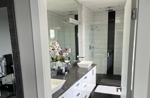 Langford House | Modern contemporary home with stunning views