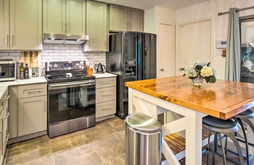 Coppell House | Modern Coppell Retreat w/ Patio + Fire Pit!