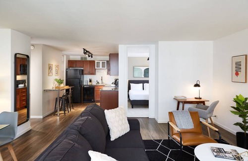 Streeterville Apartment | Modern Corner 2BR in Streeterville | Roof Deck | Lake Views