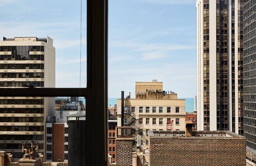 Streeterville Apartment | Modern Corner 2BR in Streeterville | Roof Deck | Lake Views