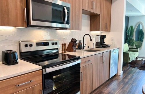 Beverly Hills Apartment | Modern Cosmopolitan APT Mid-Hollywood+Free Parking 10mins to Universal Studios