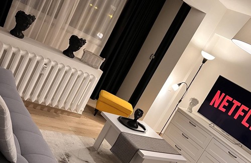 Gara de Nord Apartment | Modern & Cosy Apartment- 5’ to walk away from Victoriei Square