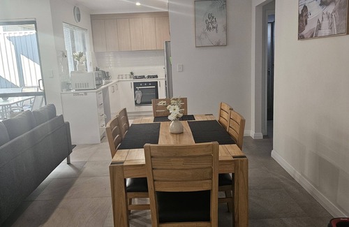 Ellenbrook House | Modern, cosy, comfortable 3 x 2 x 2 unit in Ellenbrook