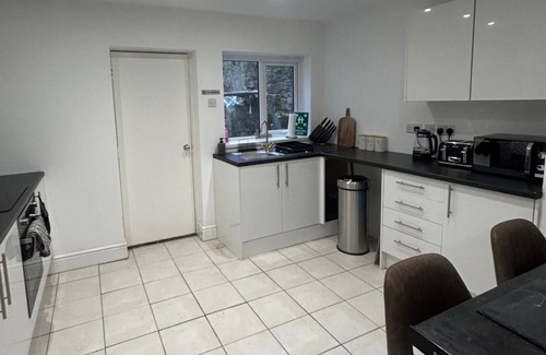 Margam House | Modern Cosy Spacious 4 Bedroom House