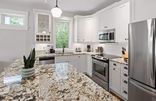 Regional District of Nanaimo Cottage | Modern Cottage at Qualicum Landing