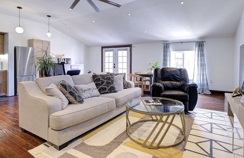 Winter Gardens Cottage | Modern Cottage Getaway !