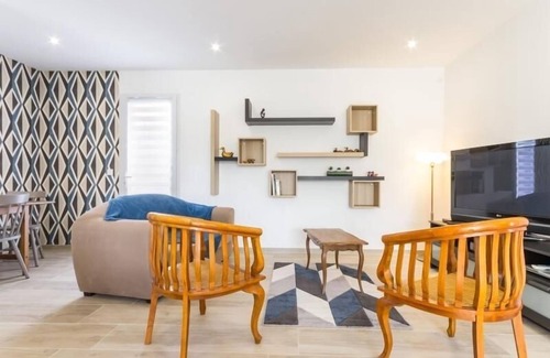 Chaumes-en-Retz Cottage | Modern Cottage Near Sea with Private Garden & Garage