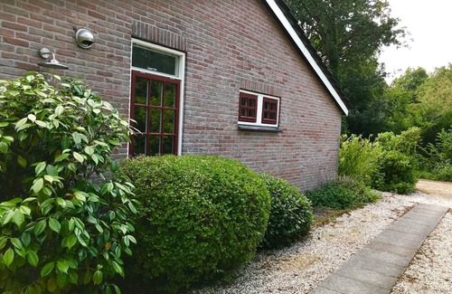 Schoonloo House | Modern country-style bungalow with hot tub. Pets allowed.