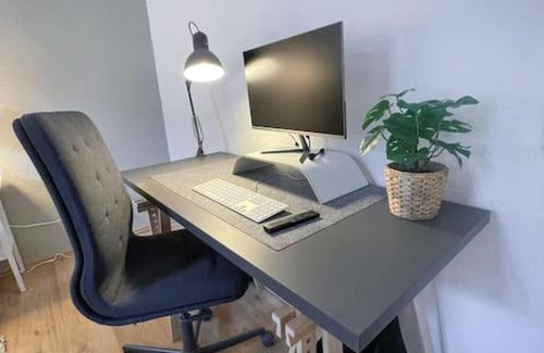 Ostviertel Apartment | Modern Cozy apt. -with 2 TV, Netflix and work desk