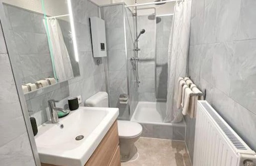 Ostviertel Apartment | Modern Cozy apt. -with 2 TV, Netflix and work desk