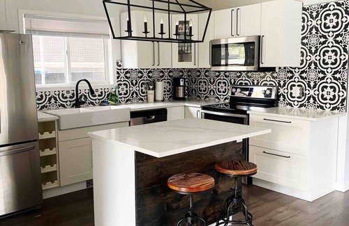 Northwest Calgary House | Modern Cozy Home Next To River Pathways & Downtown