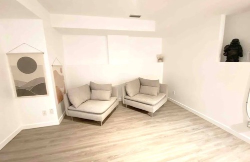 Northwest Calgary House | Modern Cozy Home Next To River Pathways & Downtown