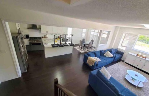 Lindsay Villa | Modern & Cozy Kawartha Getaway
