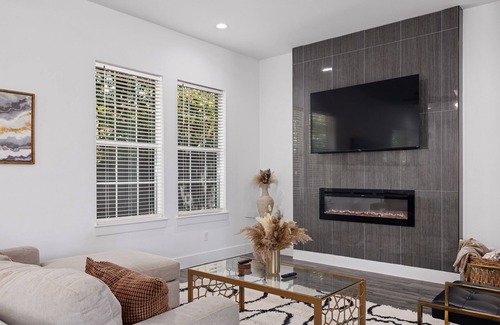 DeSoto House | Modern, Cozy, Luxe, Near I-35,15-min from Downtown