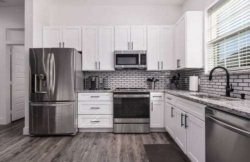 DeSoto House | Modern, Cozy, Luxe, Near I-35,15-min from Downtown