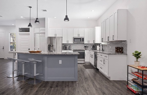 DeSoto House | Modern, Cozy, Luxe, Near I-35,15-min from Downtown