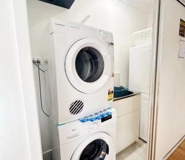 Kuraby House | Modern Cozy New-Build Studio Haven with Free Parking