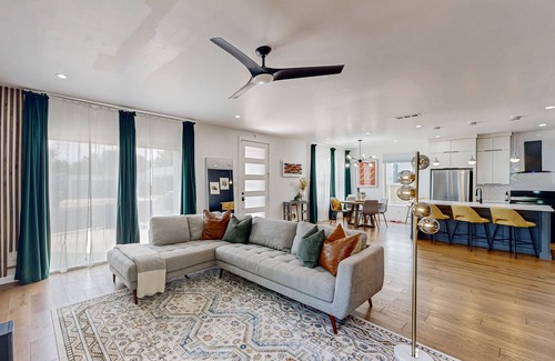 Cedar Crest House | Modern Dallas home with open floor near golf course, zoo and mall