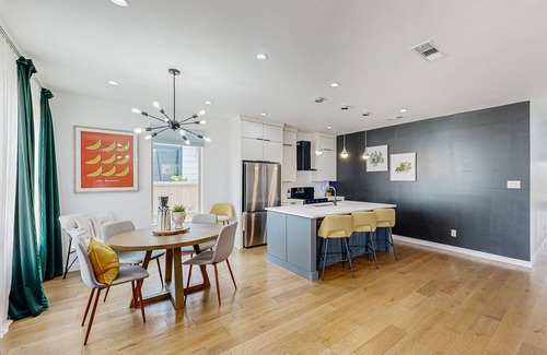 Cedar Crest House | Modern Dallas home with open floor near golf course, zoo and mall