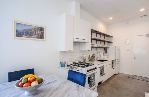 Oak Park Apartment | Modern Deluxe Studio Suite in lovely Oak Park!