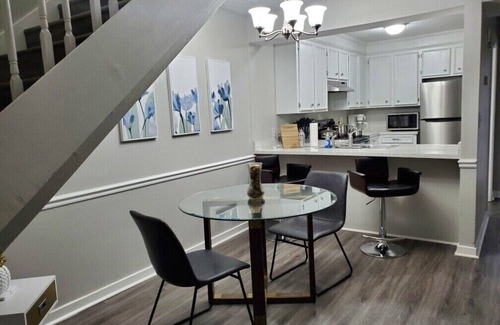 Tougaloo House | Modern Designer Townhouse | Ideal for Long Term Executive Stays