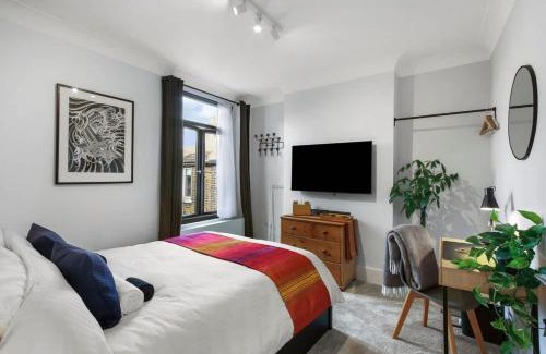 Charlton House | Modern Double bedroom in city apartment room 2
