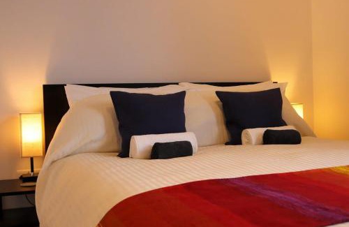 Charlton House | Modern Double bedroom in city apartment room 2