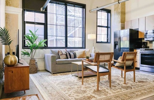 Old City Apartment | Modern Downtown Loft on Gay St